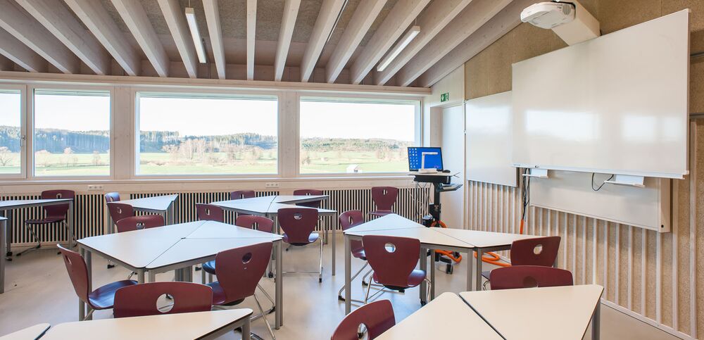 Prírodné materiály, ako je drevo, sa používajú na vytvorenie príjemnej atmosféry v triedach.