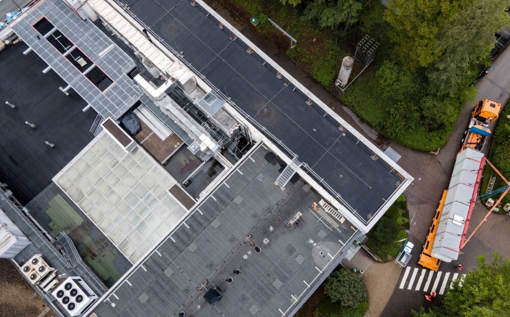 Ultimii metri din perspectiva unei păsări: în partea dreaptă se află unitatea CTA pe camion; în partea stângă, sus se află locul de instalare pregătit.