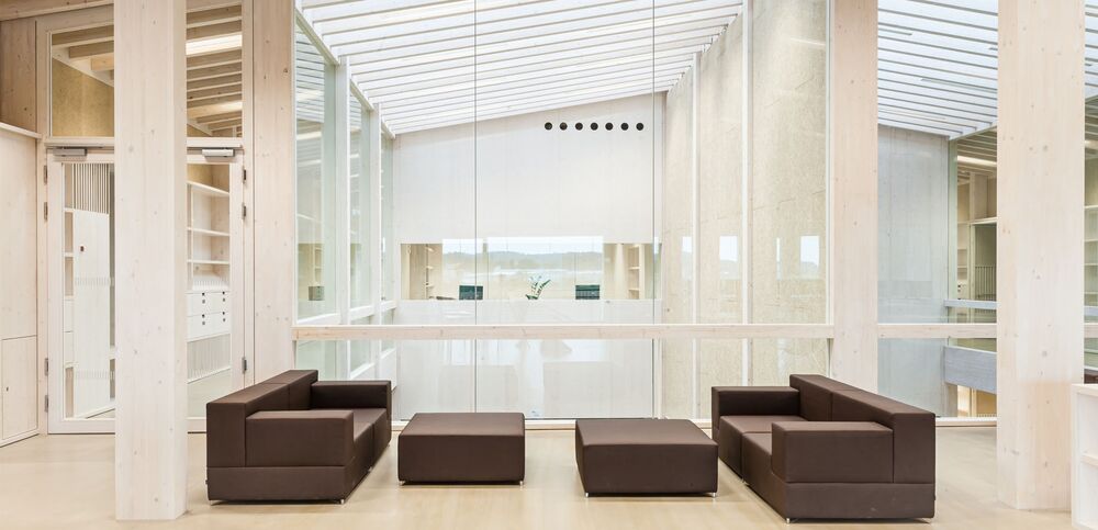 Novostavbu charakterizujú otvorené miestnosti zaliate svetlom.