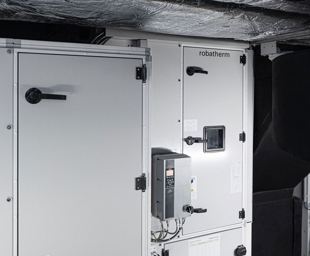 Ein unspektakuläres Bild, das aber die notwendige Flexibilität im Bestandsbau zeigt: Das RLT-Gerät hat sowohl einen Versatz in der Höhe als auch in der Tiefe.