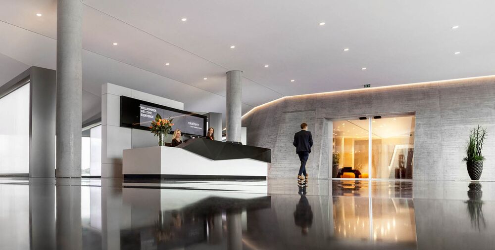 Un système de chauffage et de refroidissement par le sol est monté dans le sol du hall d’entrée.