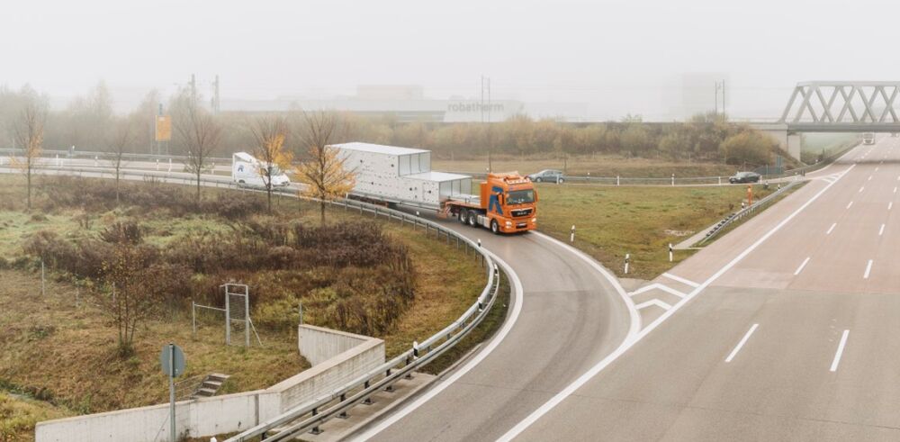 Ta perspektywa pozwala wyobrazić sobie wymiary centrali. W tle za mgłą skrywa się zakład robatherm.