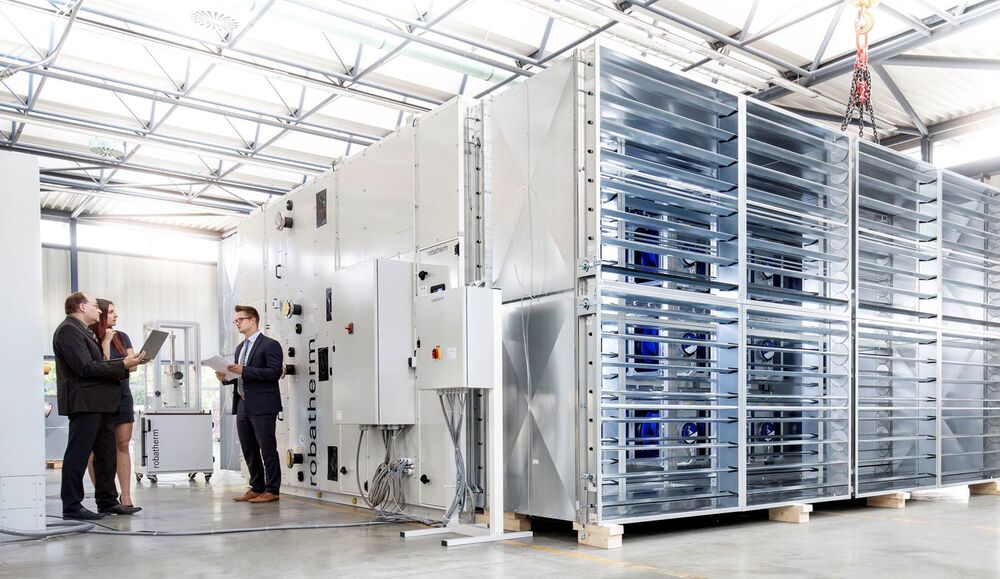 Factory Acceptance Test eines RLT-Geräts mit einer Fan-Wall.