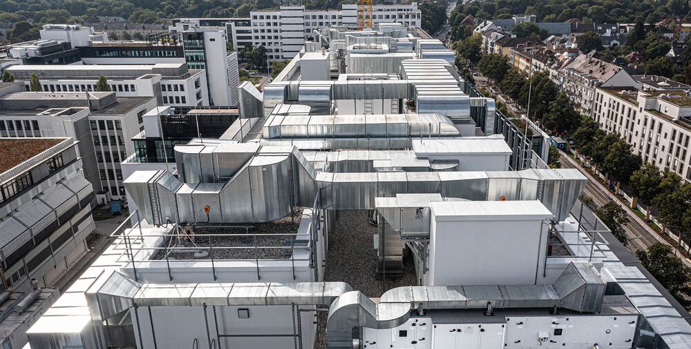 Zuverlässig auf der Höhe der Zeit: Dachfläche mit modernster Gebäudetechnik.