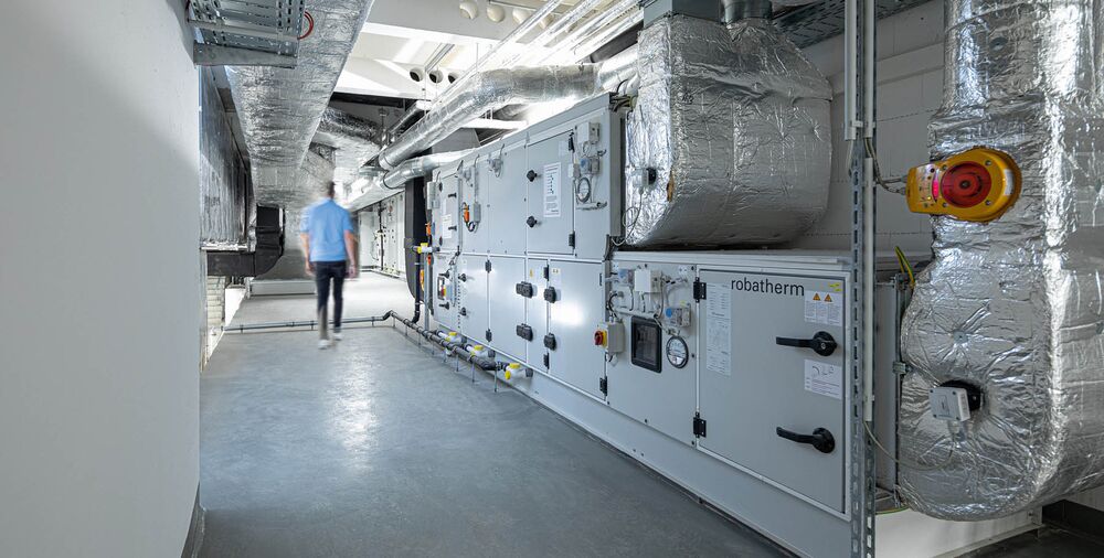 Endstation Untergeschoss: Die Einbringung neuer RLT-Geräte in bestehende Räume verlangte exakte Planung.