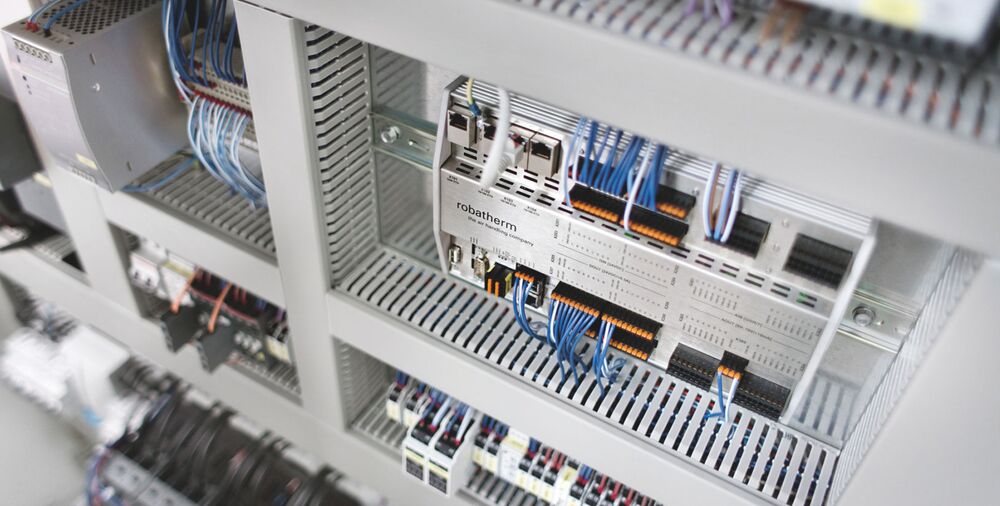 Echipamentele hardware și software sunt coordonate.