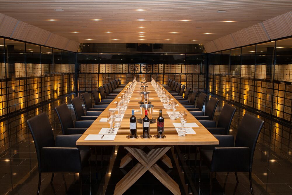 Om ervoor te zorgen dat de 60.000 flessen met de meest edele wijnen optimaal worden bewaard, zorgen 3 robatherm luchtbehandelingskasten in de wijnkelder voor perfecte binnenlucht.