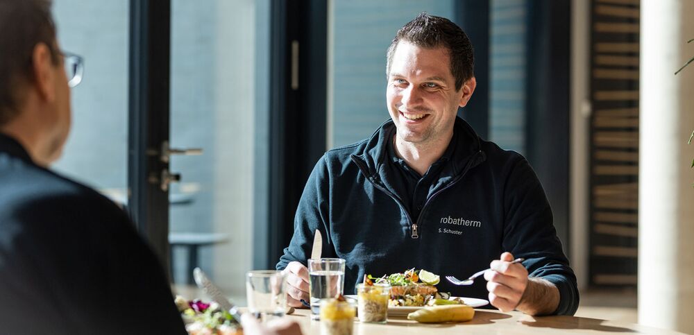 Pauză cotidiană cu stil: pauza de prânz în restaurantul robatherm.