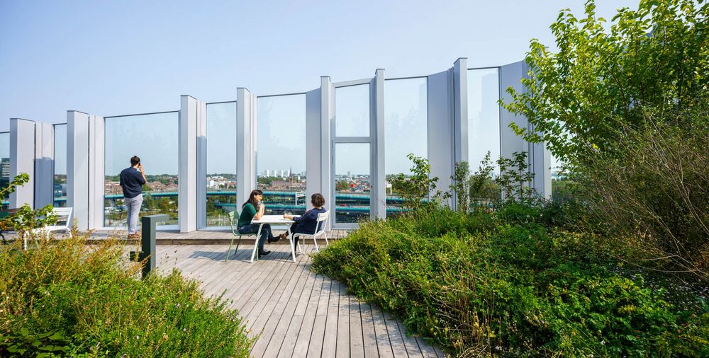 Zazeleněné střešní plochy poskytují atraktivní možnosti odpočinku uprostřed města.